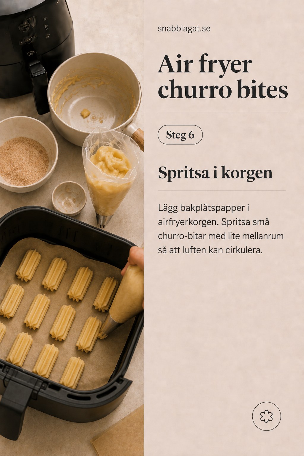 Churro-bites spritsas i raka rader direkt i airfryerkorgen på bakplåtspapper