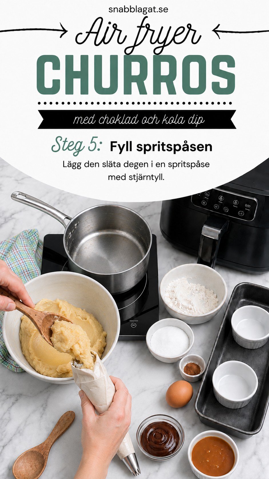 Den släta churrosdegen fylls i en spritspåse med stjärntyll inför spritsning