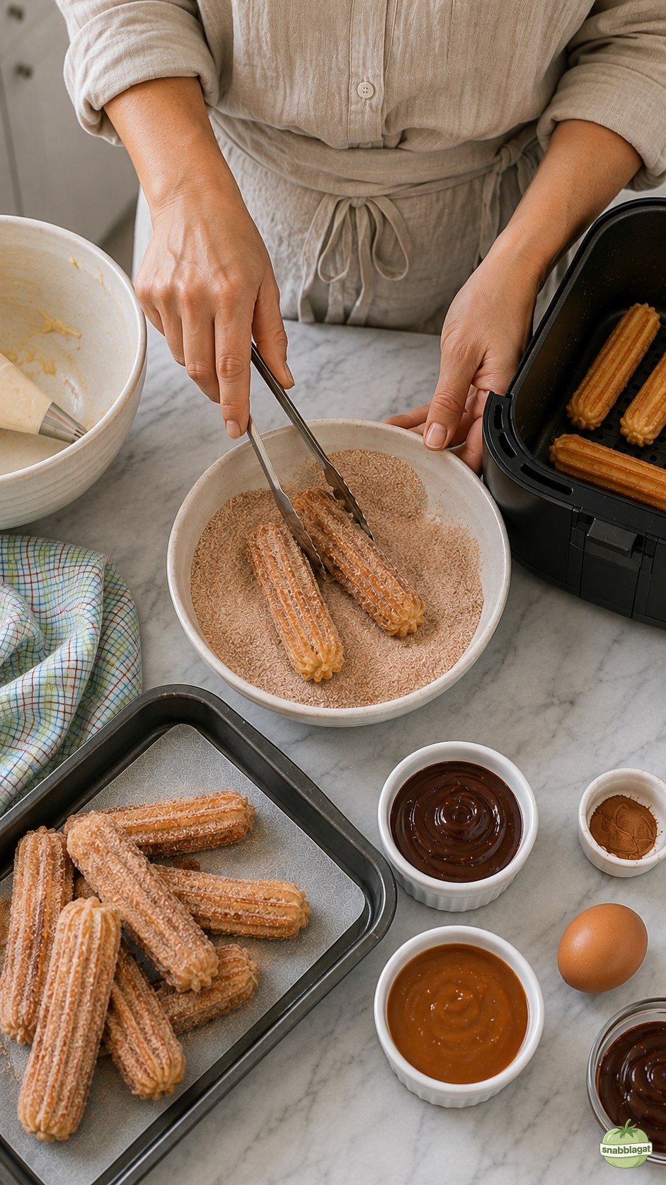 Varma churros rullas i kanelsocker i skål strax efter tillagning i luftfritösen