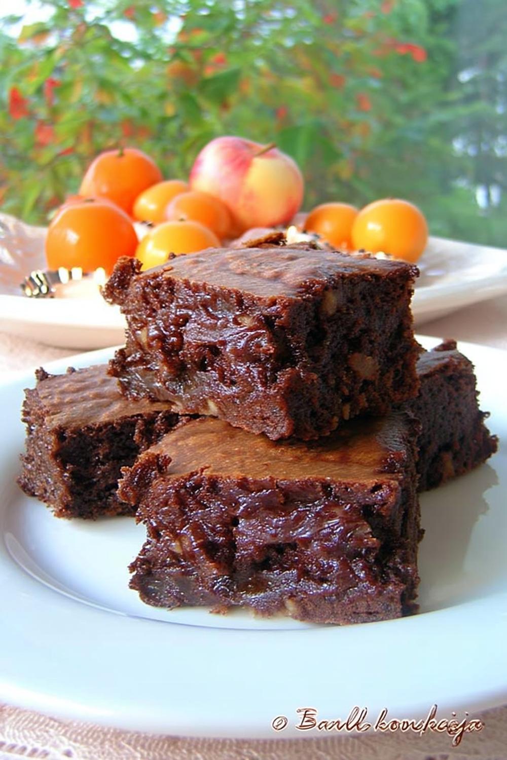 Staplade rutor på turkos tallrik