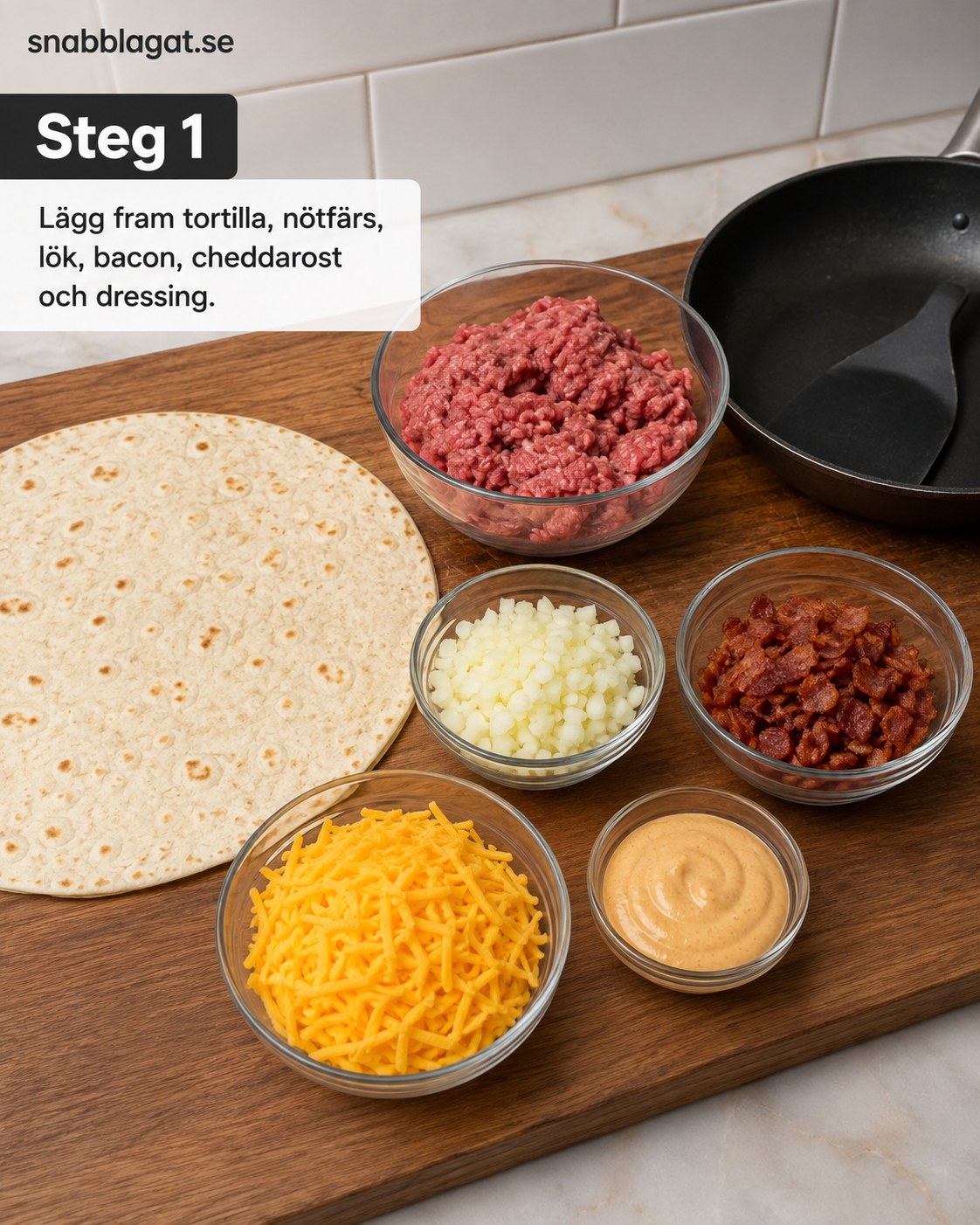 Ingredienser till cheeseburger crunch wrap uppradade i skålar innan stekning börjar