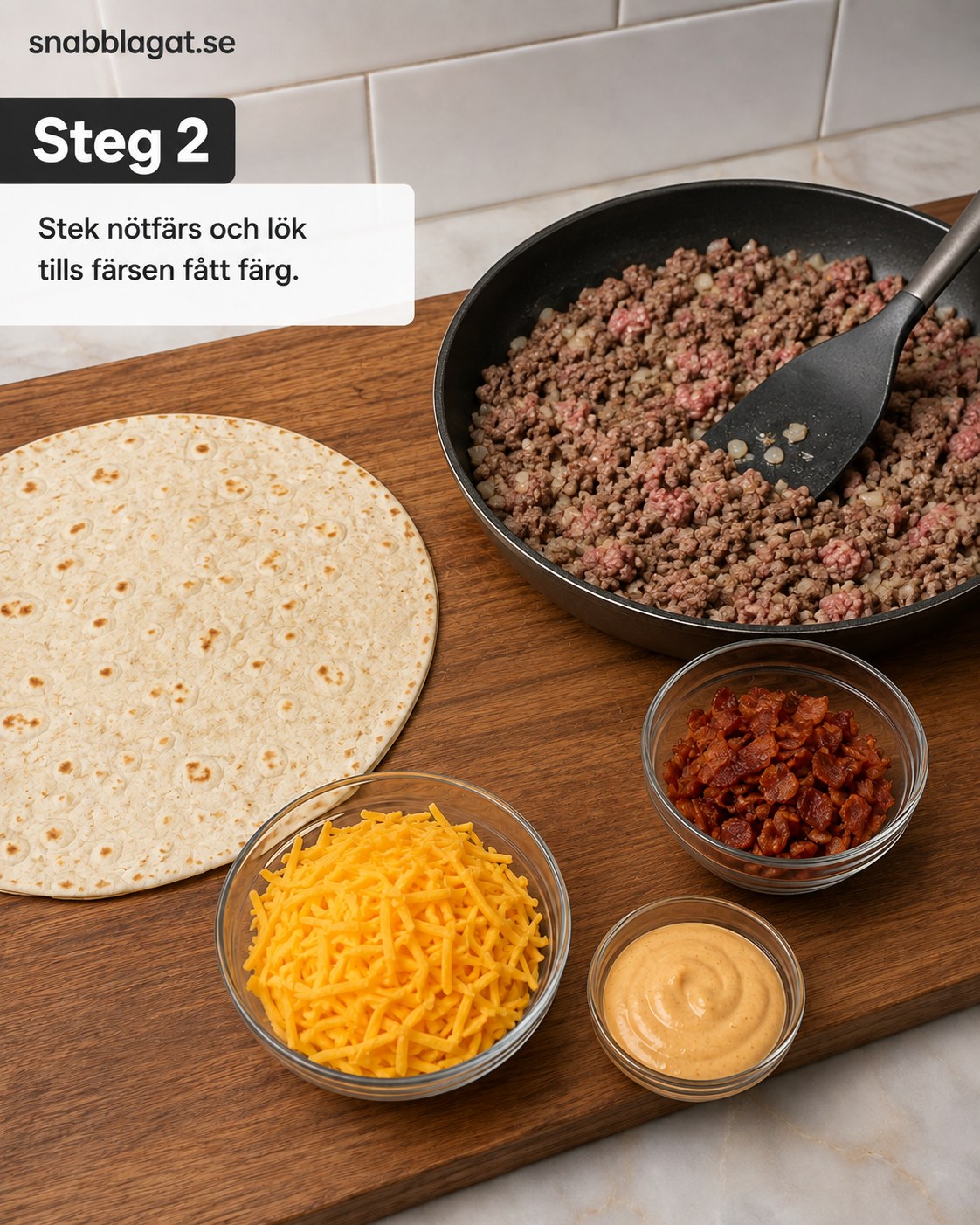 Nötfärs och lök steks gyllenbrunt i panna till cheeseburger crunch wrap