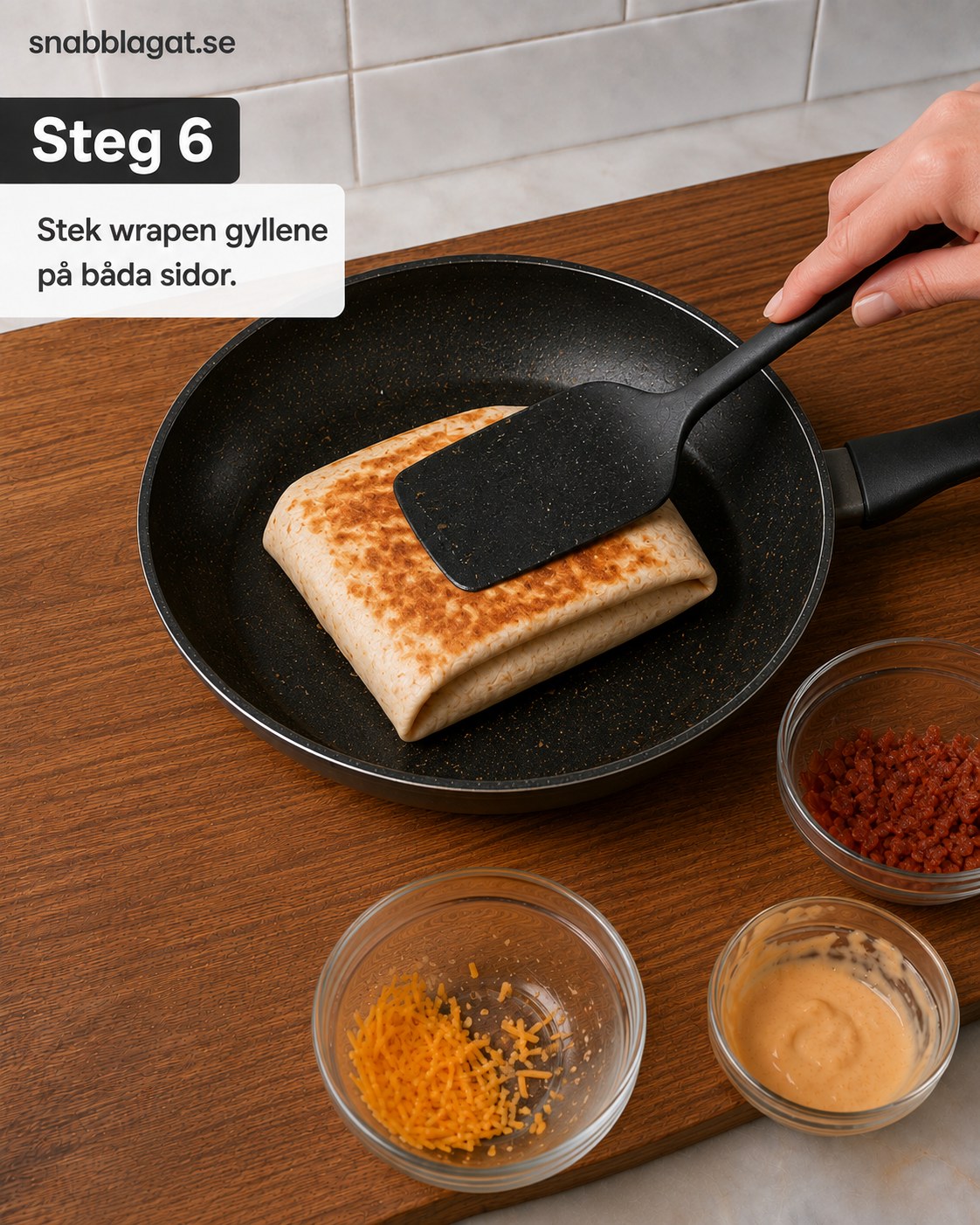 Crunch wrapen steks gyllene och krispig på båda sidor i stekpannan
