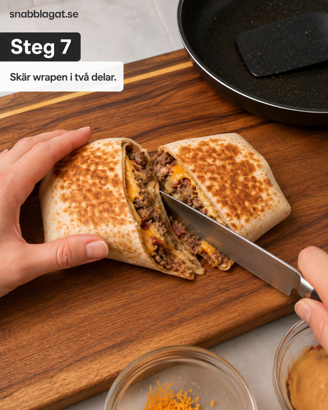 Färdigstekt cheeseburger crunch wrap skärs itu med vass kniv på skärbräda