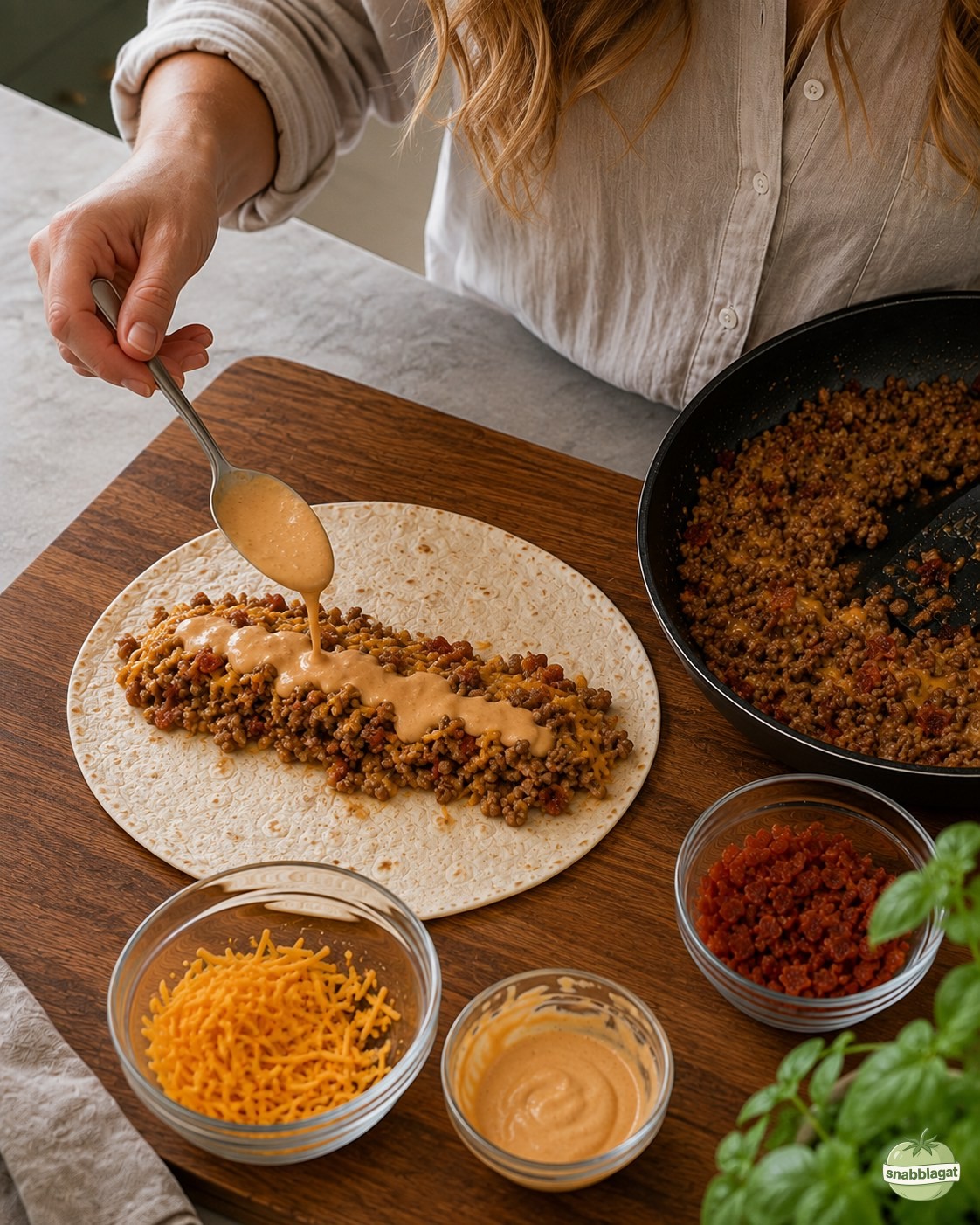 Dressing ringlas över fyllningen i tortillan till hemmagjord cheeseburger crunch wrap