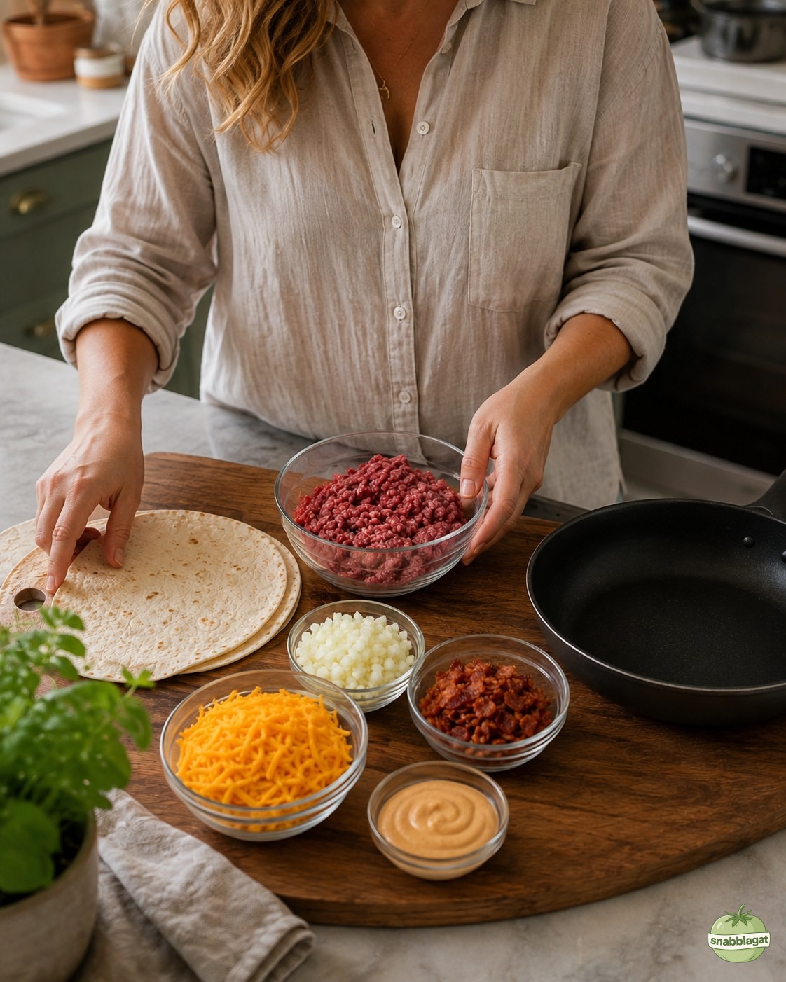 Malin lägger fram ingredienser till cheeseburger crunch wrap på köksbänken i Örebro