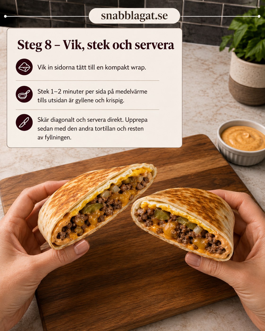 Färdig cheeseburger crunch wrap skärs diagonalt och visar krispig, ostig fyllning