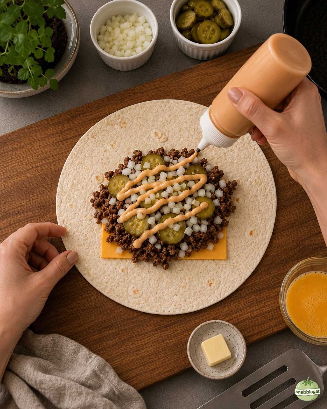 Burgersås dras i strimmor över fyllningen till cheeseburger crunch wrap