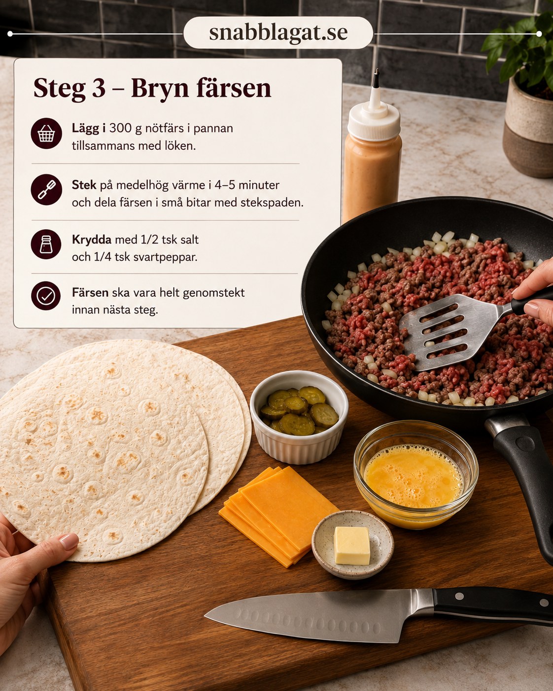 Nötfärs bryns tillsammans med löken i pannan till cheeseburger crunch wrap