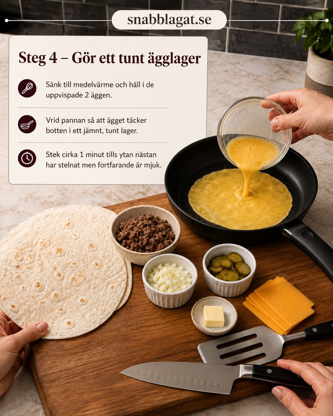Tunt ägglager stekas i pannan som botten till cheeseburger crunch wrap