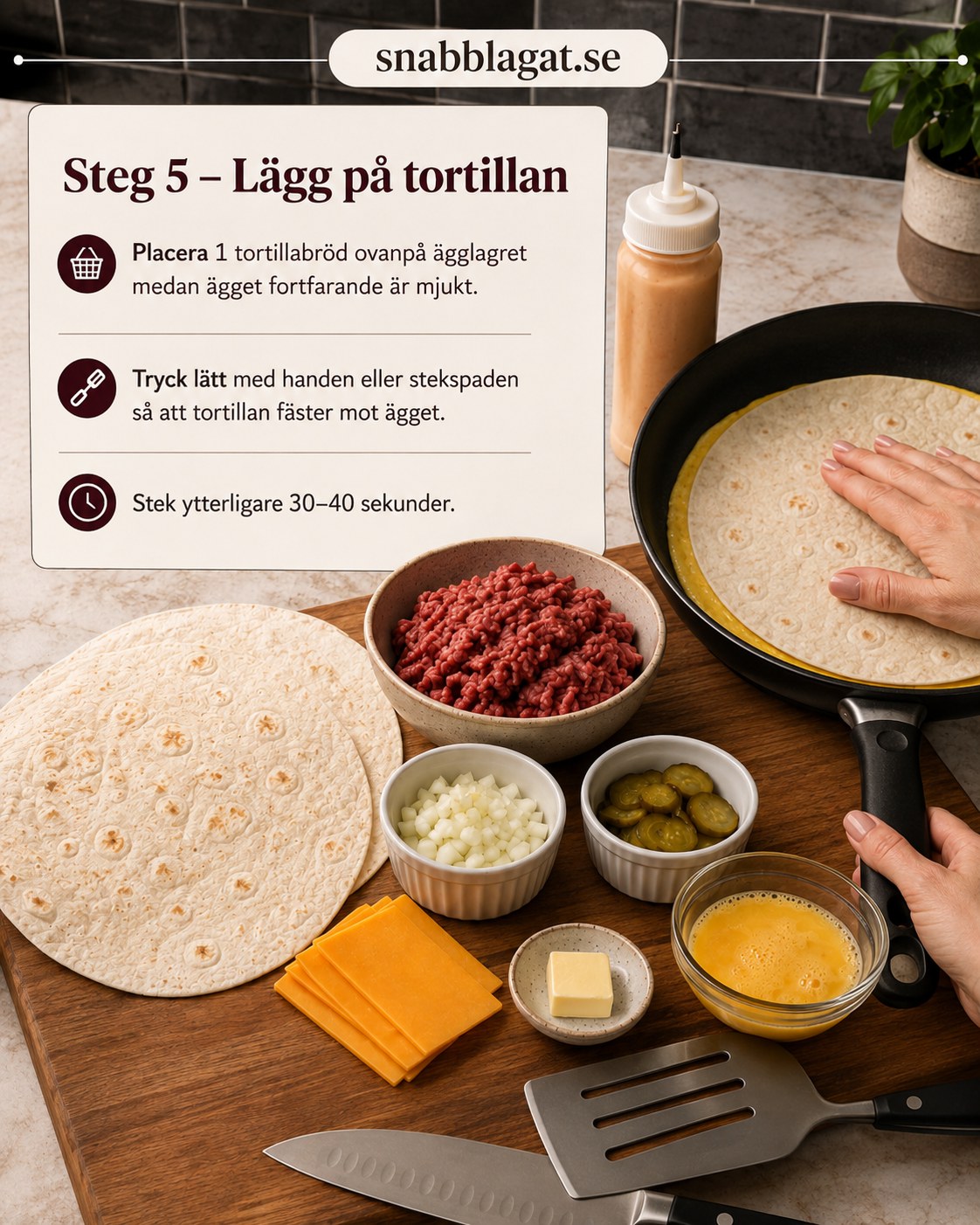 Tortillabröd läggs ovanpå det mjuka ägglagret för cheeseburger crunch wrap