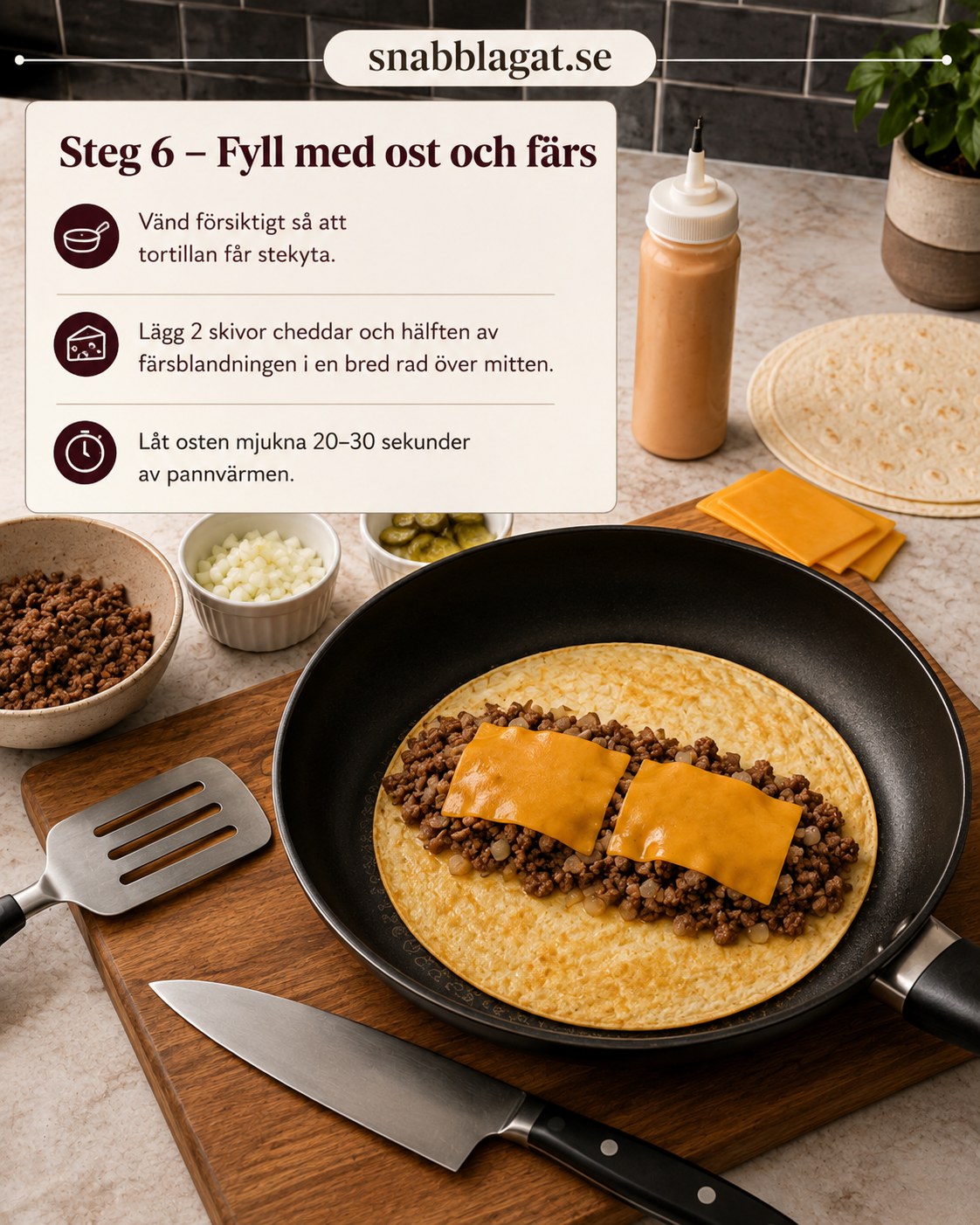 Cheddarost och nötfärs fylls i mitten av tortillan i cheeseburger crunch wrap