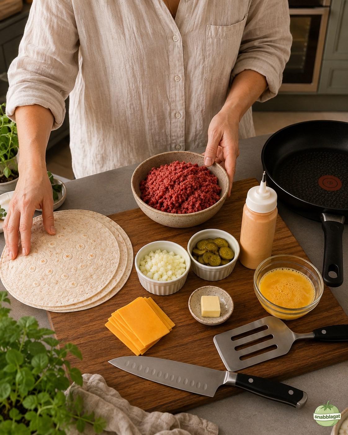 Kockens händer förbereder ingredienser till cheeseburger crunch wrap på köksbänk