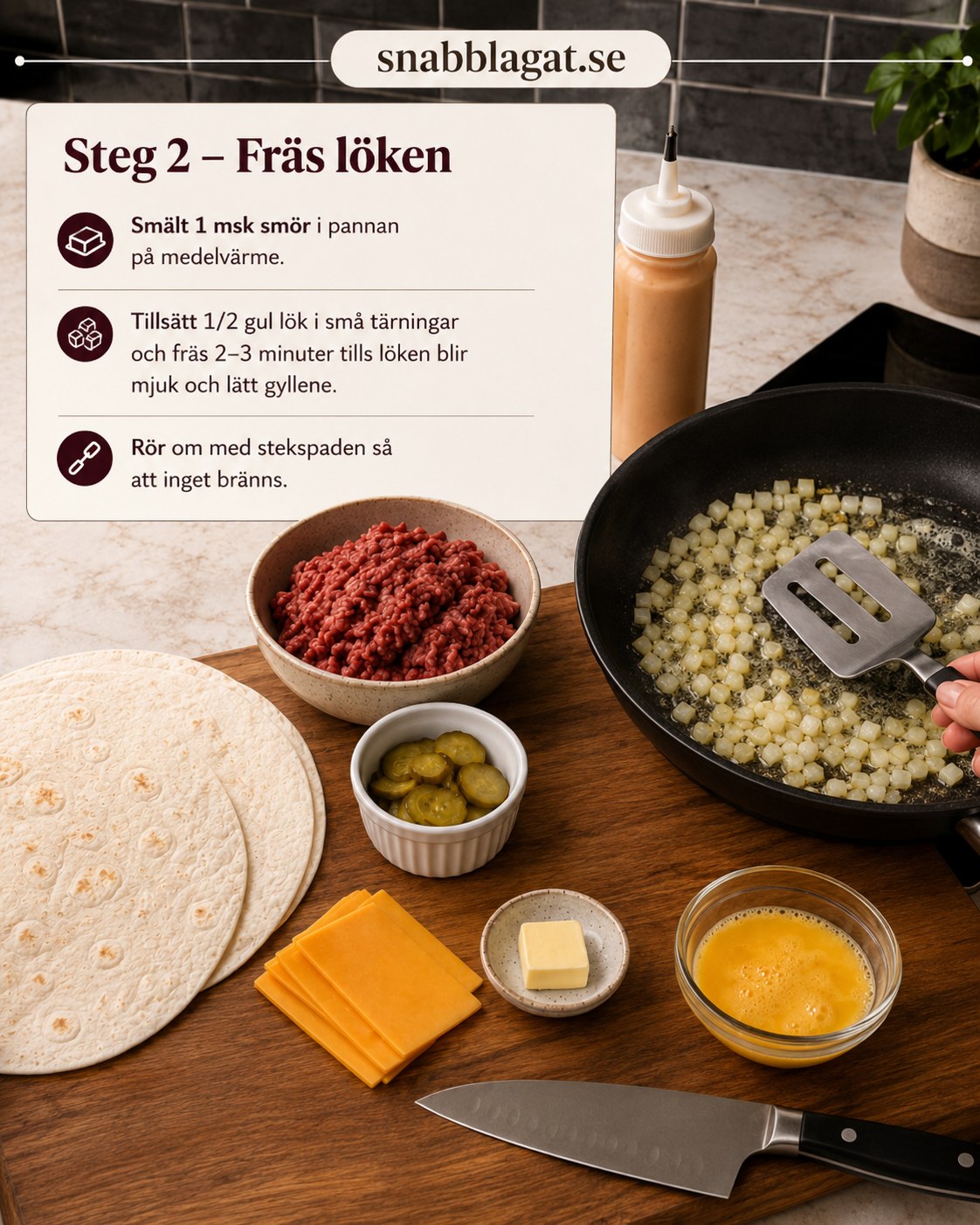 Gul lök fräses mjuk och gyllene i smör inför cheeseburger crunch wrap