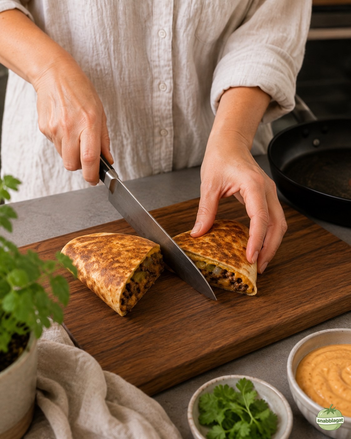 Cheeseburger crunch wrap skärs diagonalt på skärbräda hemma i köket