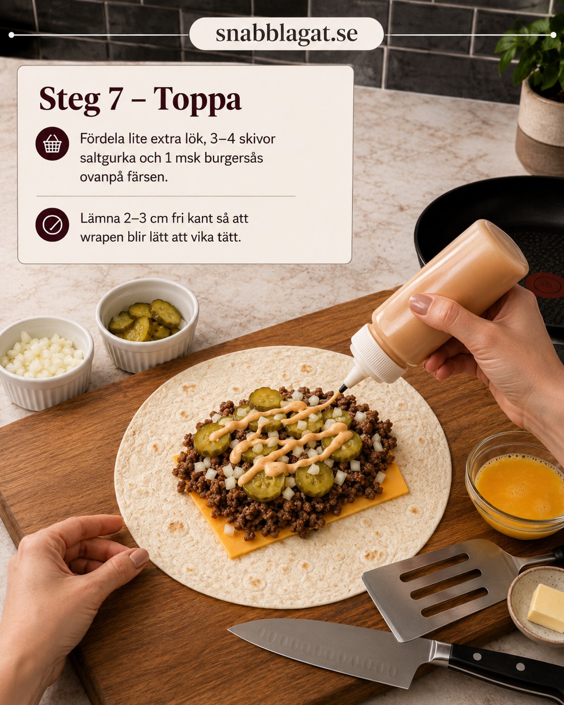 Extra lök, saltgurka och burgersås toppas på färsen i cheeseburger crunch wrap