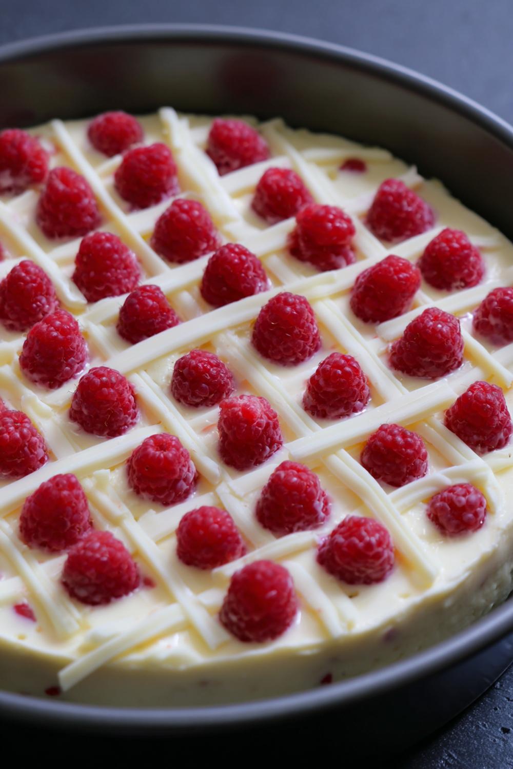 12. Cheesecake utan ugn 2026 med vit choklad och hallon i diamantmönster
