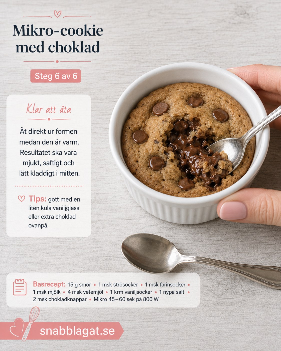 Färdig chocolate chip mugg cookie med smält choklad ätes direkt ur formen med sked