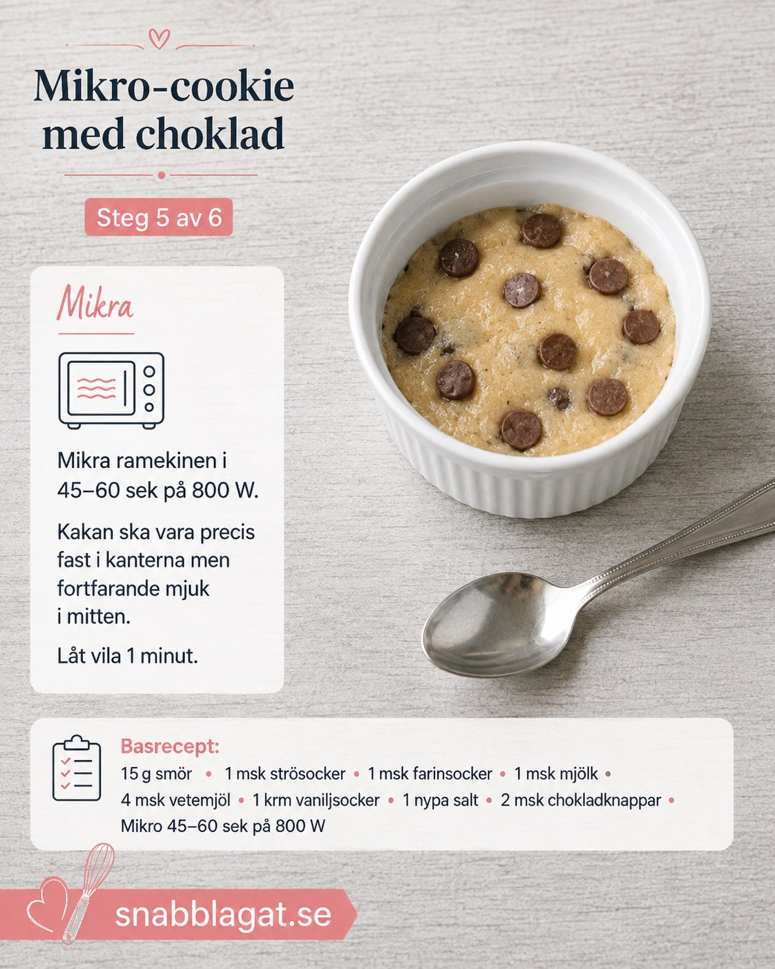 Ramekinen med chocolate chip mugg cookie mikras på 800 W tills kanterna är fasta