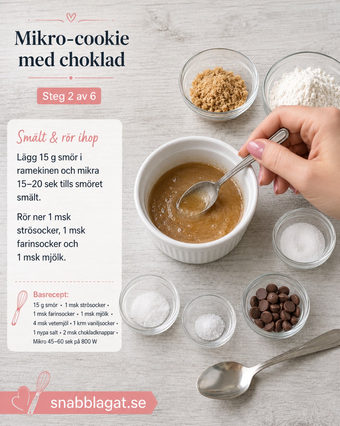 Smör smälts och rörs ihop med socker och mjölk i ramekinen till chocolate chip mugg cookie