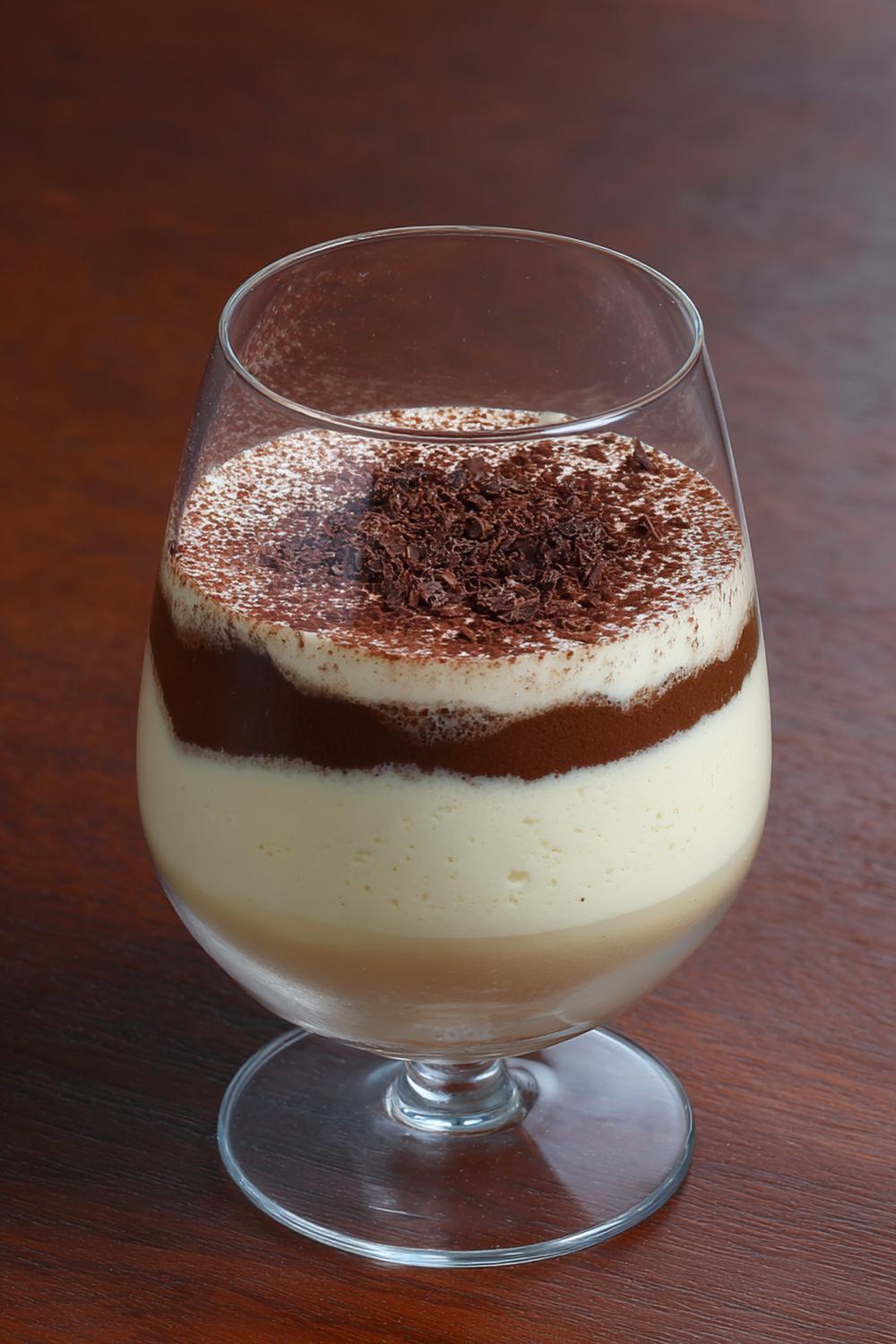 4. Tiramisu-efterrätt i glas 2026 med espresso och kakao i tunna lager