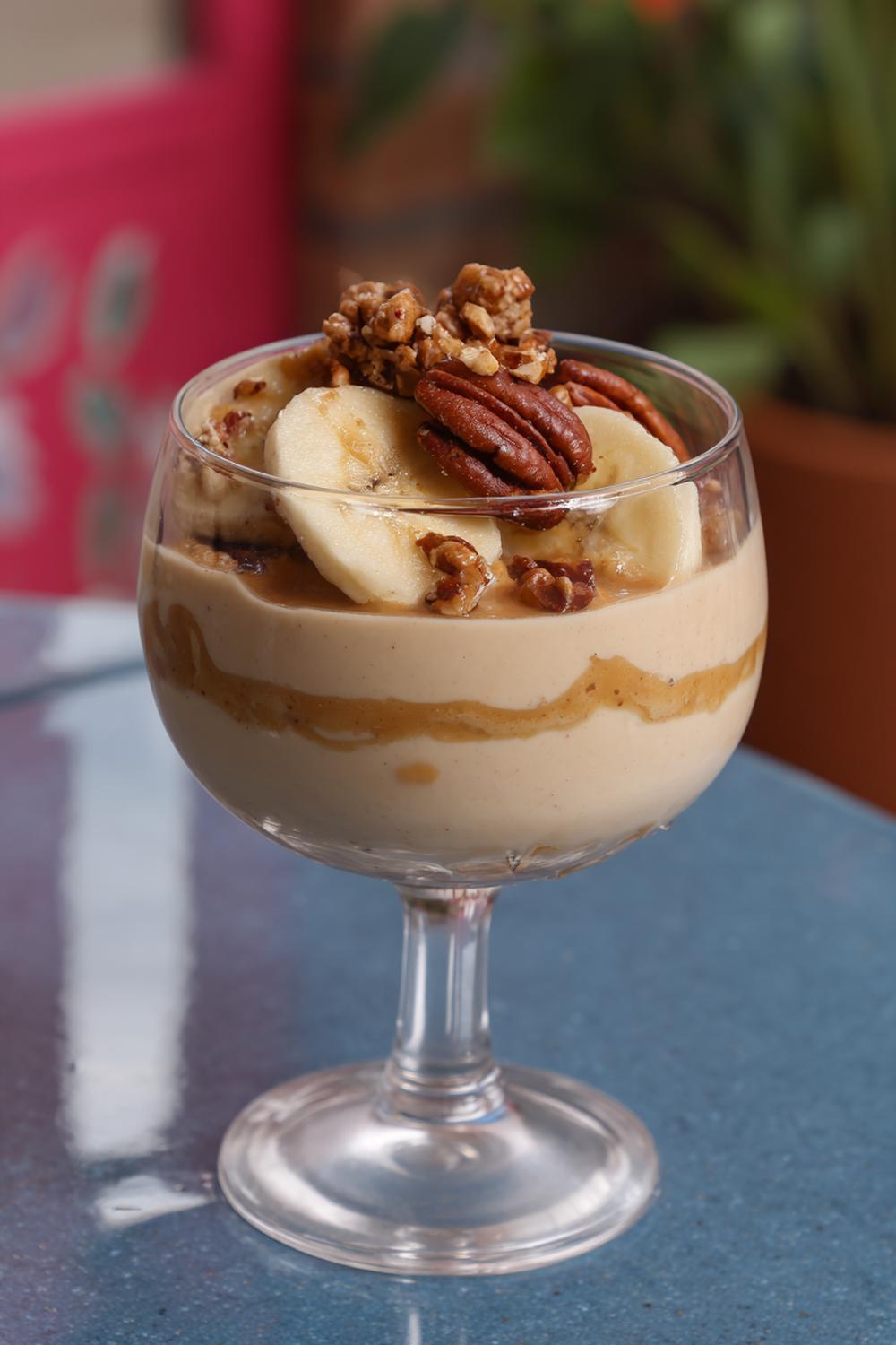 7. Saltkola-efterrätt i glas 2026 med banan och rostad pecan