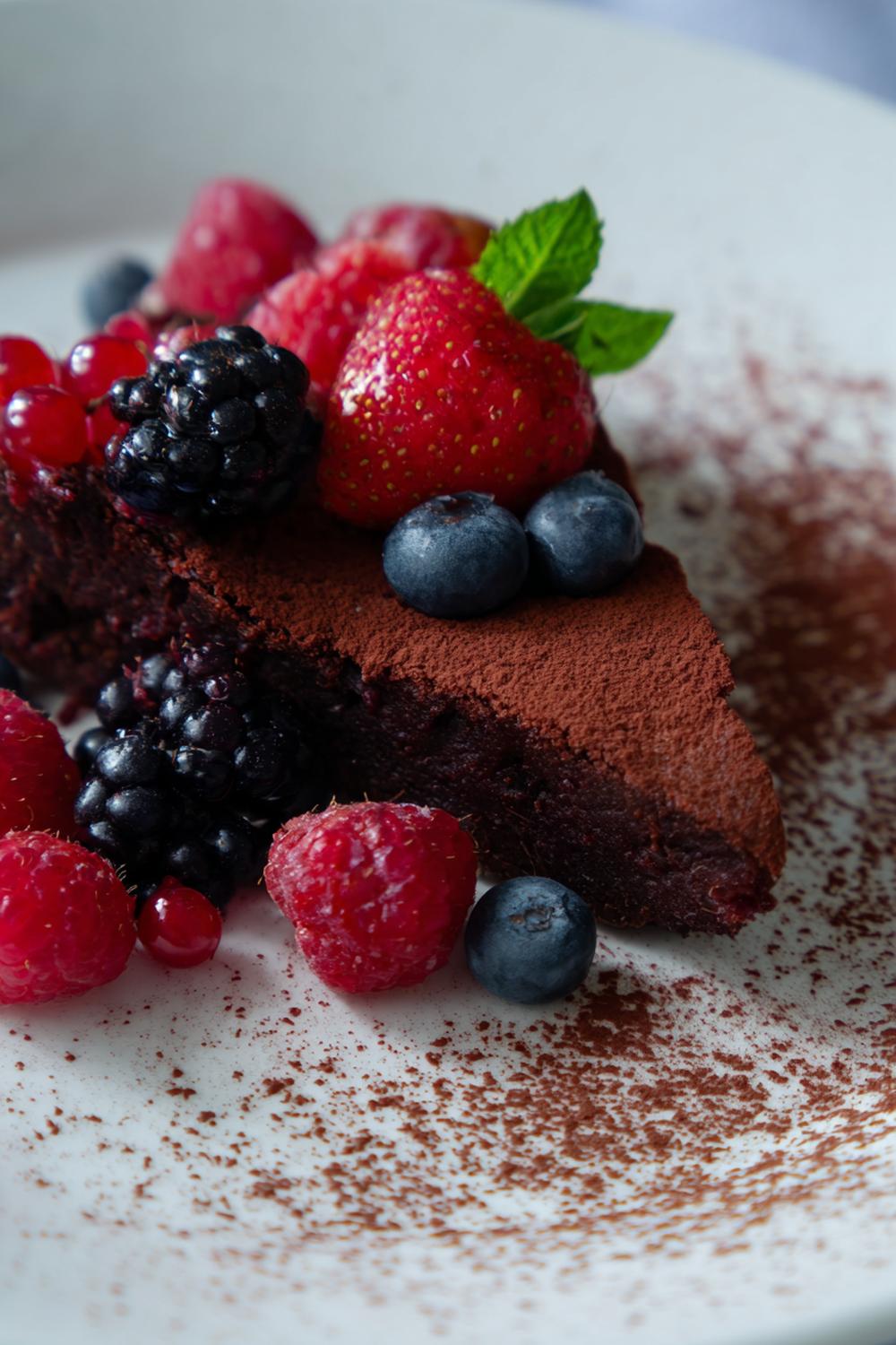 15. Kladdkaka i micro med bär och pudrat kakao
