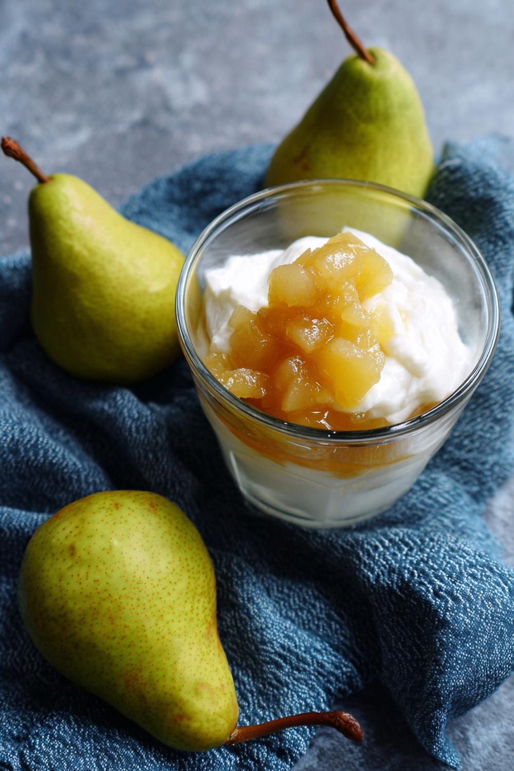 17. Päron- och ingefärskompott med mascarpone och honung