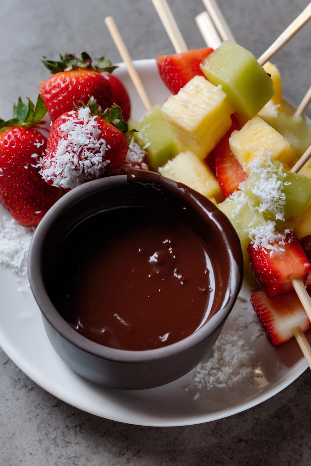 18. Chokladfondue enkel med fruktspett och kokosströssel