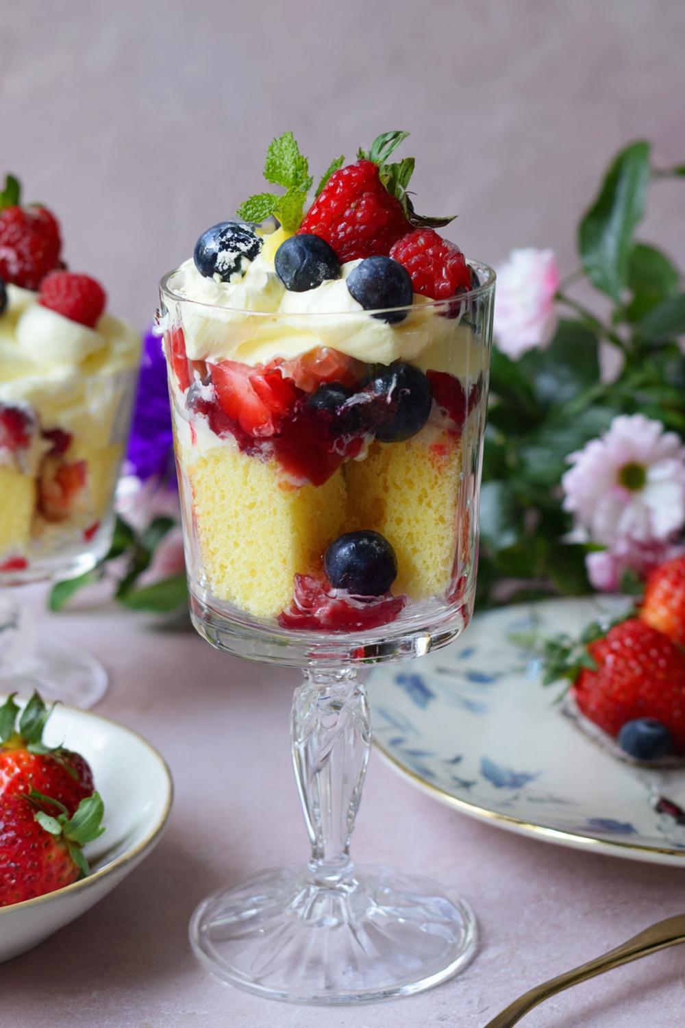 20. Bärtrifle i glas med sockerkaka och vaniljkräm