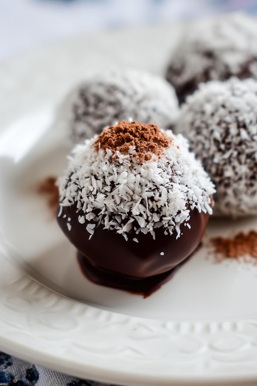 24. Chokladboll deluxe med kokoskant och kakaopuder
