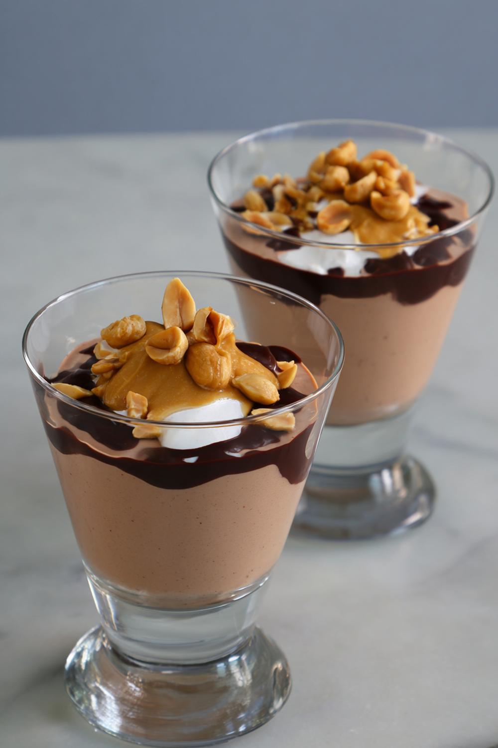 29. Peanut butter-mousse med chokladsås och rostade jordnötter