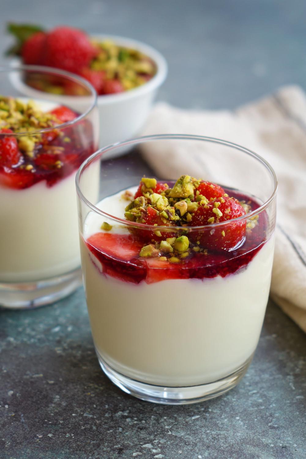 3. Vaniljpannacotta med bärspegel och krossad pistage