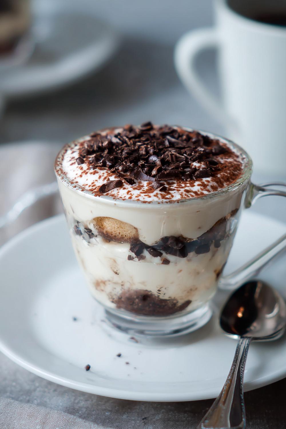 7. Espresso-tiramisu i kopp med kakao och mörk chokladflarn