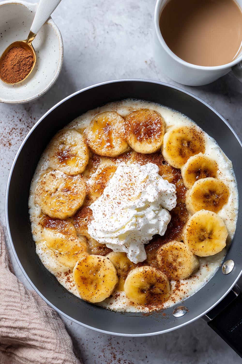 8. Bananbrulé i stekpanna med kanel och vispad grädde