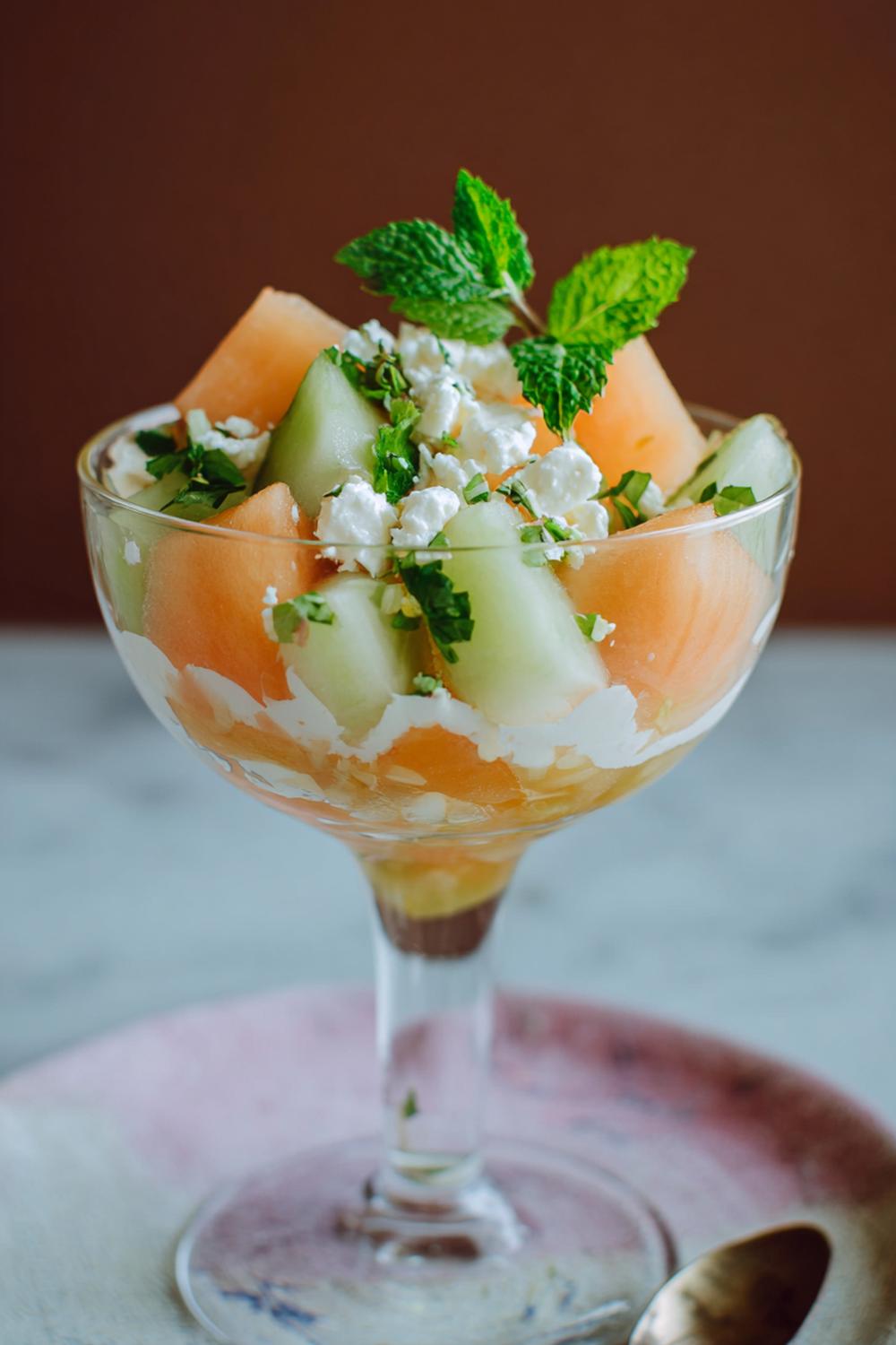 15. Fruktig efterrätt med melon och feta i sval sommarskål