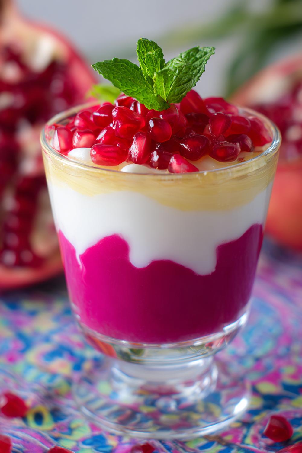 16. Fruktig efterrätt med granatäpple och yoghurt i färgstarkt lager