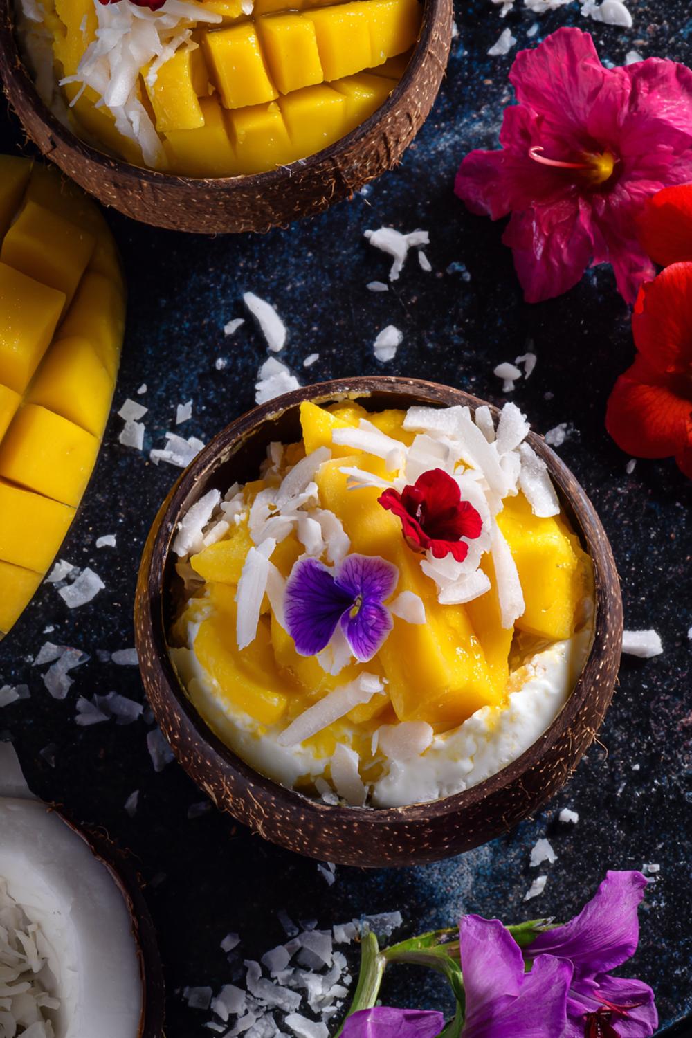 2. Fruktig efterrätt med mango och kokos i tropiska skålar