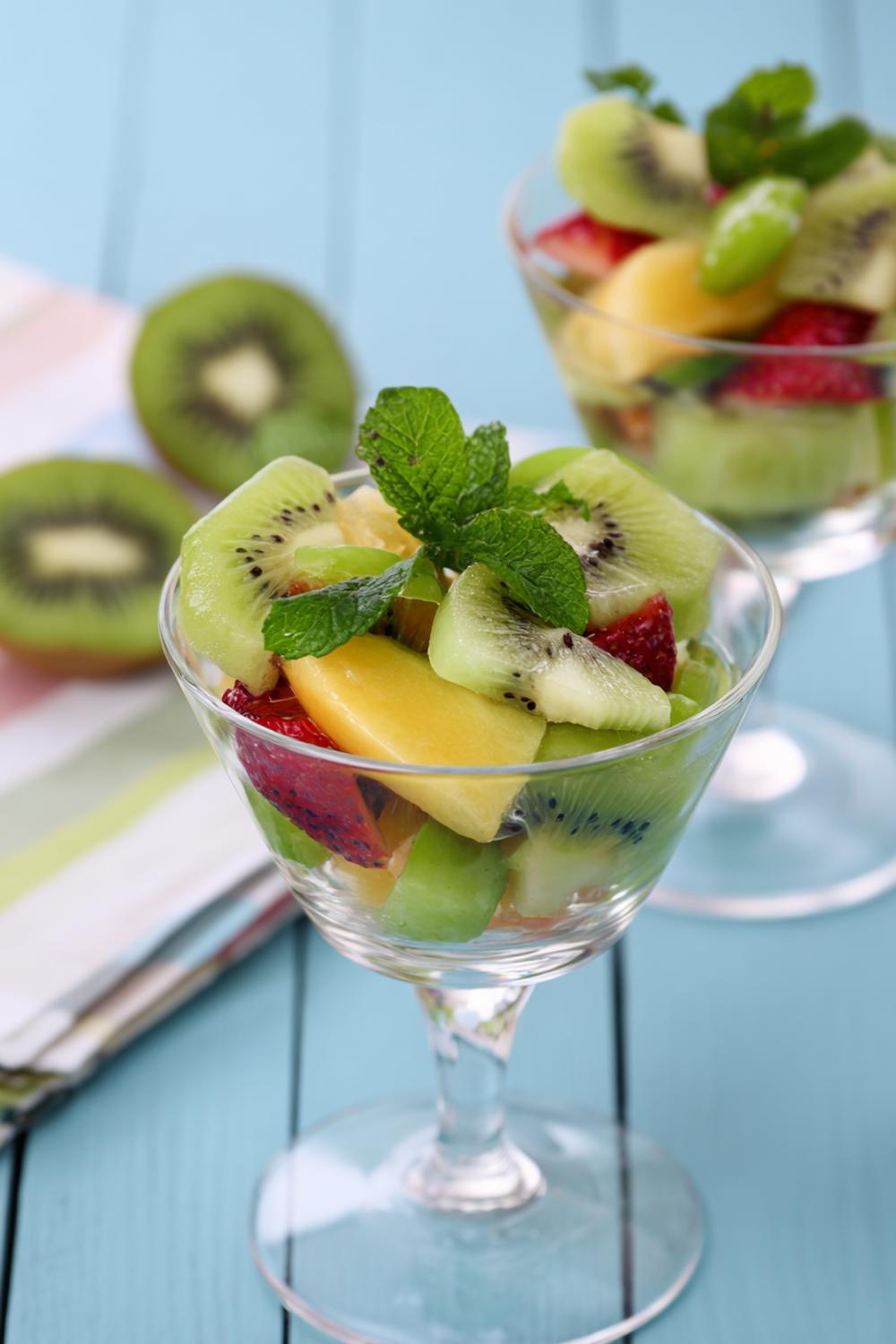 9. Fruktig efterrätt med kiwi och mynta i fräsch fruktsallad
