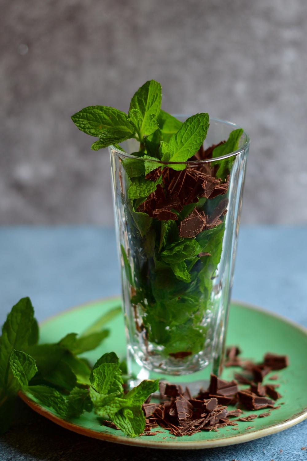 10. Glass recept hemmagjord mintchoklad med färsk mynta och chokladspån