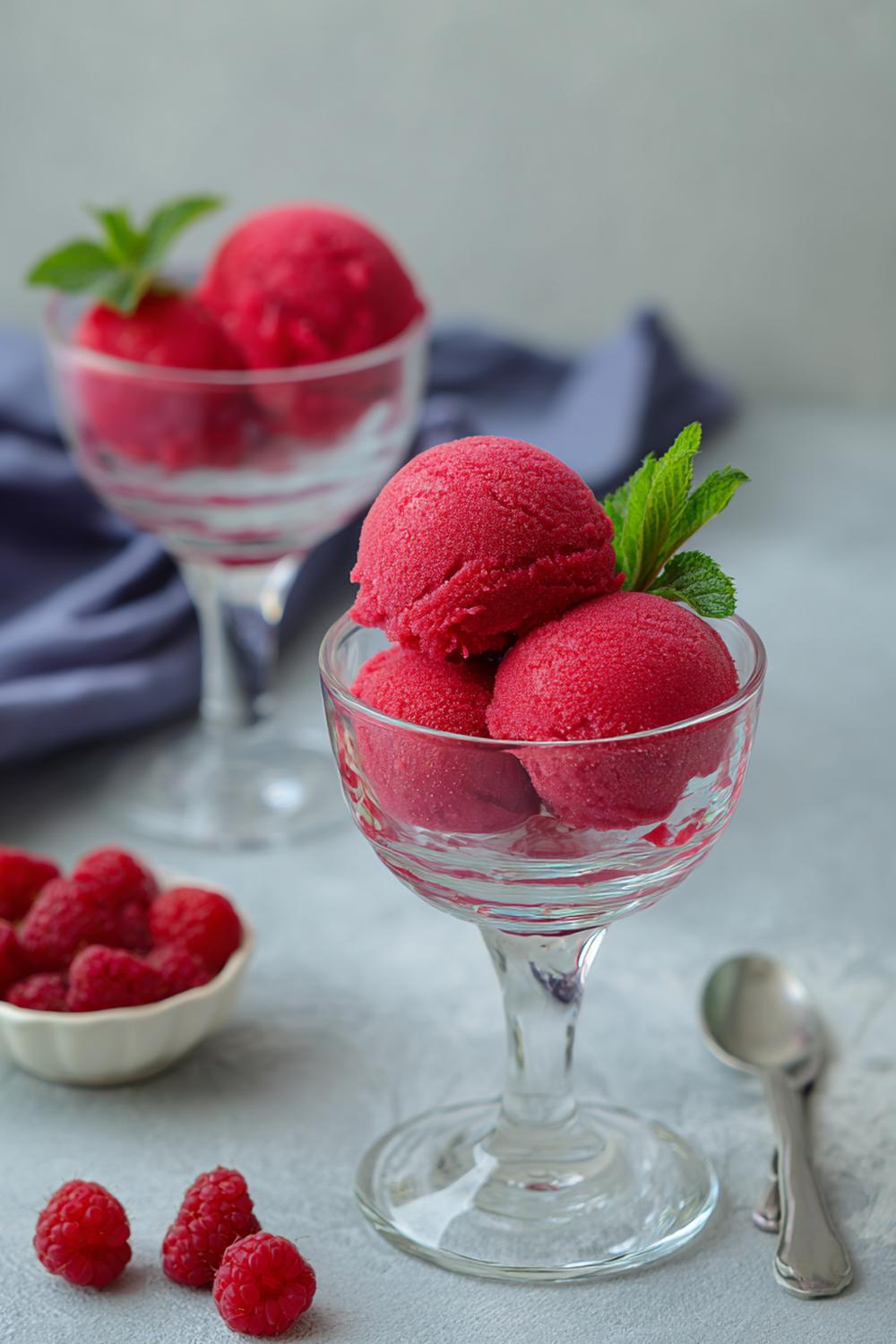 13. Glass recept hemmagjord hallonsorbet med intensiv färg och friska frön