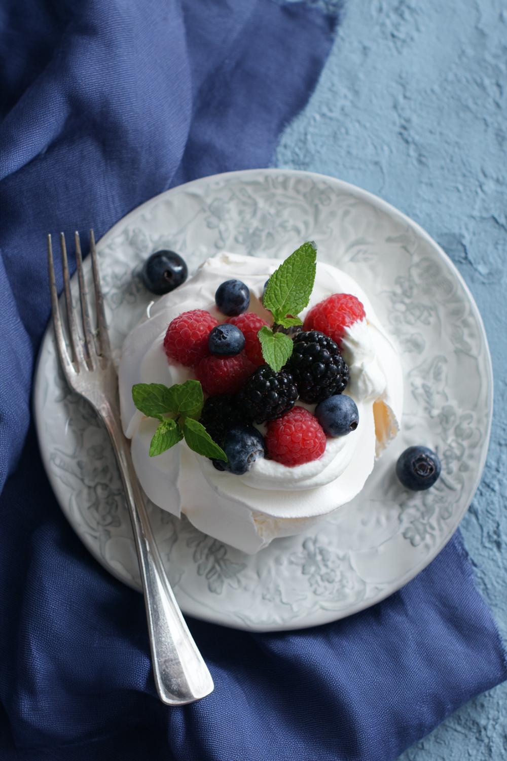 14. Glutenfri fika: Pavlova med bär, krispig maräng och mjuk grädde