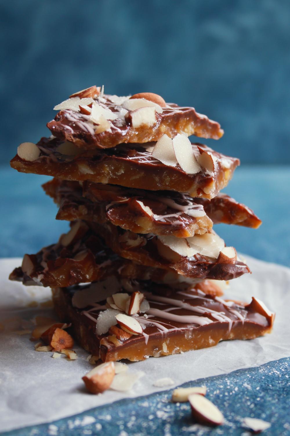 17. Glutenfri fika: Daimliknande knäck med mandel och chokladstrimmor