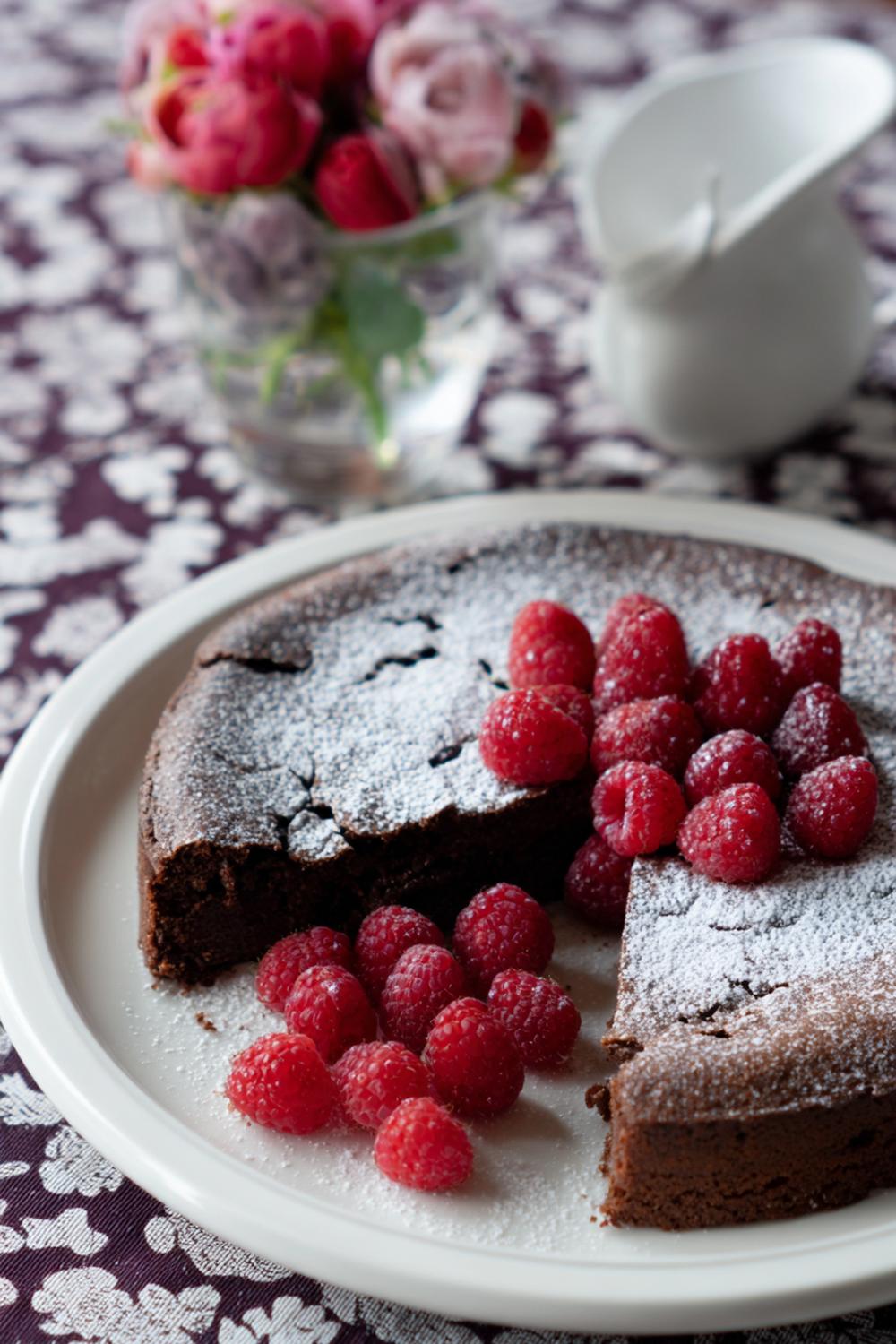 7. Glutenfri fika: Kladdkaka med hallon och pudersocker-siluett