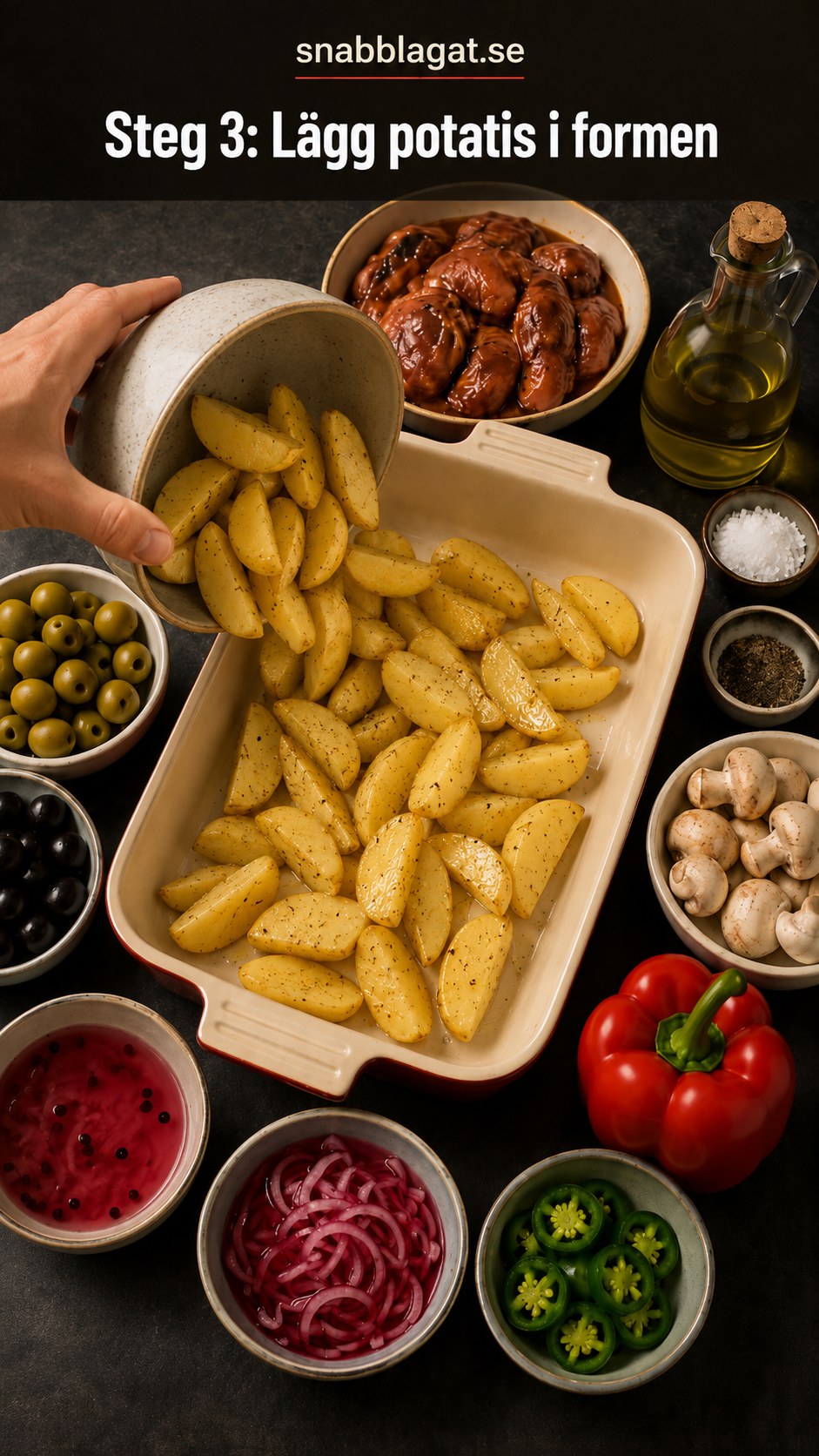 Klyftpotatis läggs som botten i formen till grekisk pyttipanna
