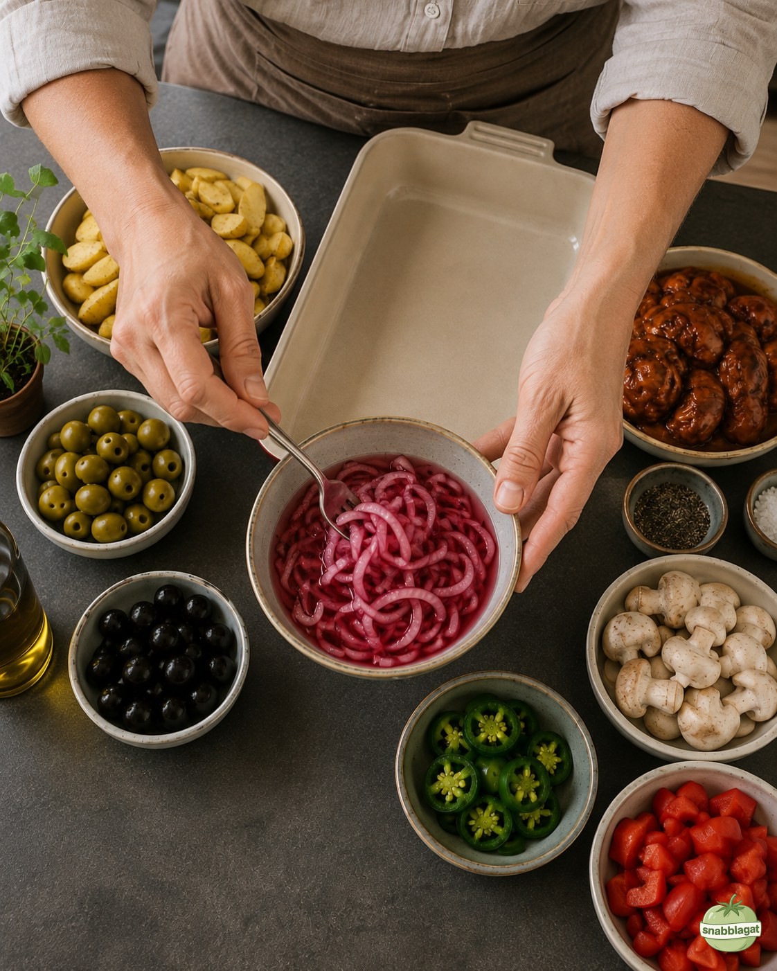 Rödlök picklas i skål med fingrarna som verktyg, ingredienser till grekisk pyttipanna runtom