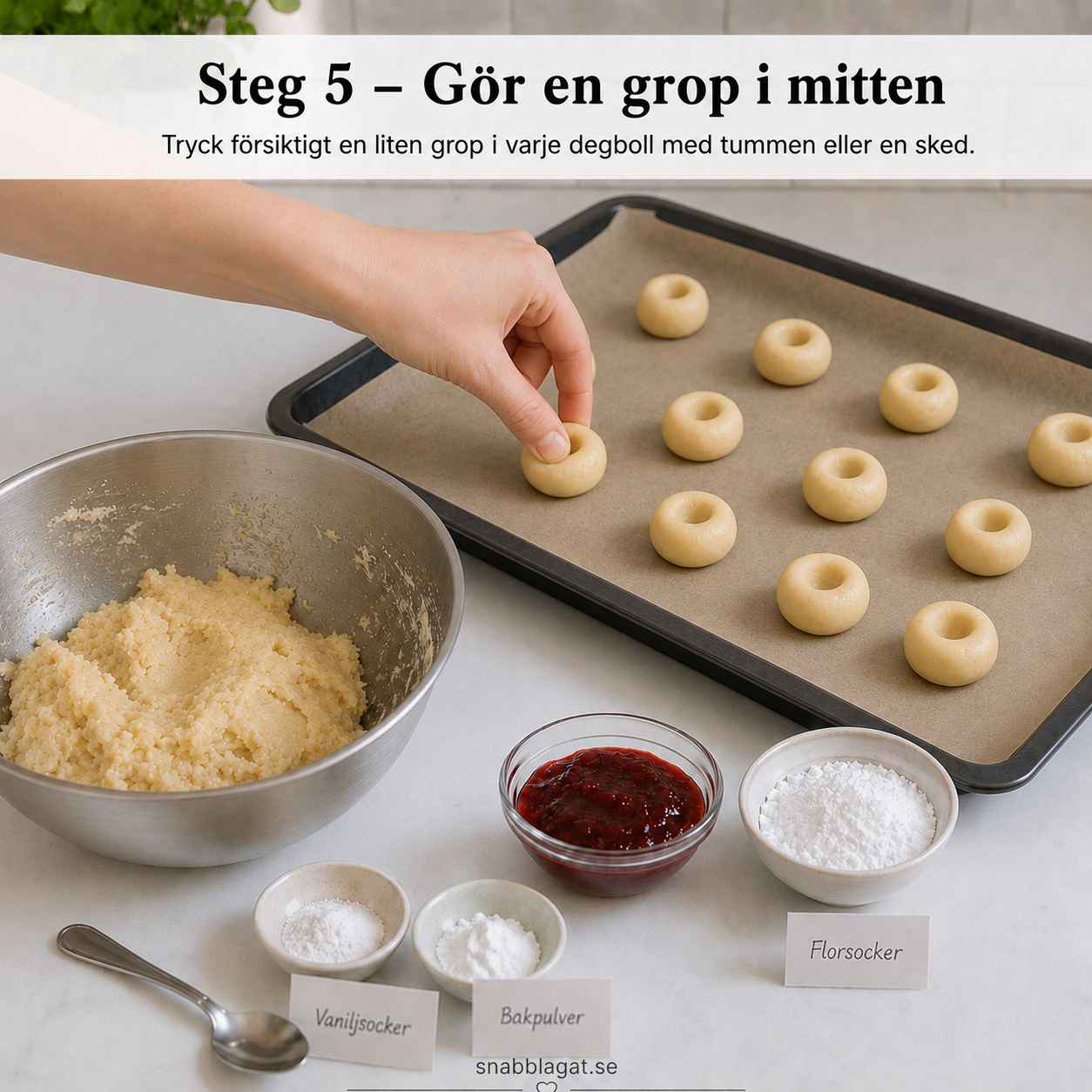 Tumme trycker en grop i mitten av varje degboll inför fyllning med hallonsylt