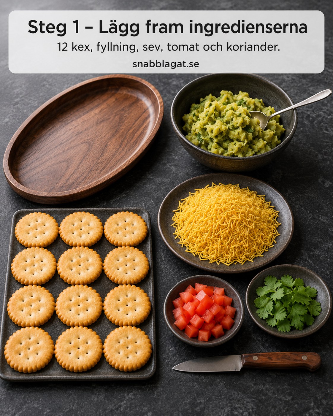 Ingredienser till indiska smörkikärtor uppradade: smörkex, grön fyllning, sev, tomat och koriander