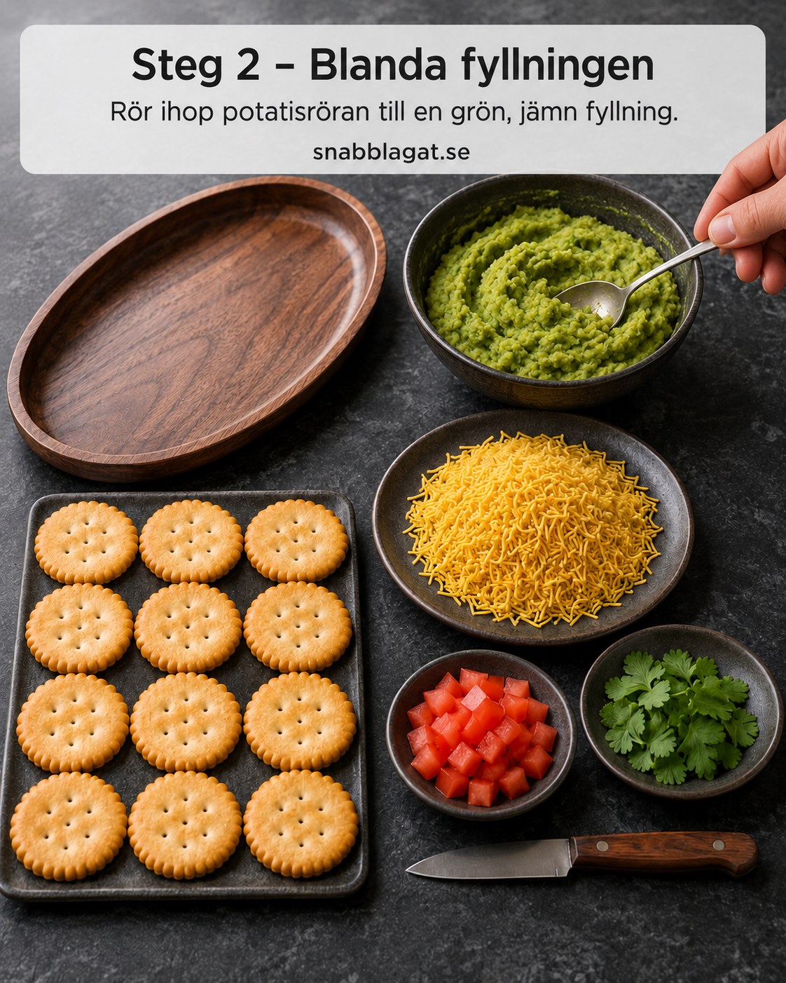 Grön potatisröra rörs samman till fyllning för indiska smörkikärtor i en mörk skål