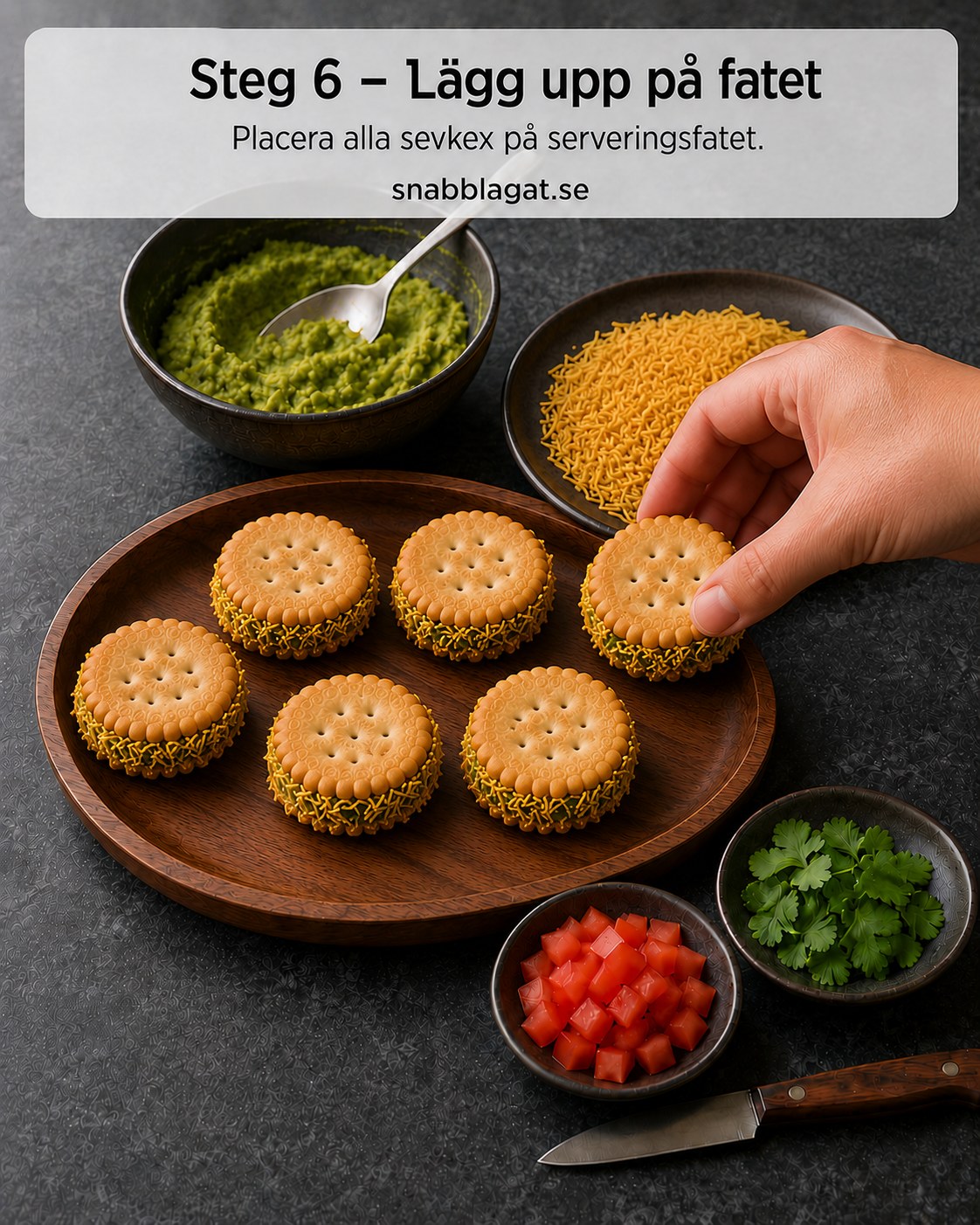 Färdiga sevtäckta kex läggs upp på ett runt träfat för servering av smörkikärtor